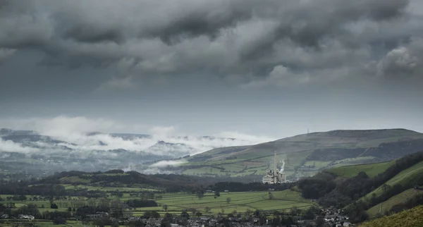 Misty Autumn morgon landskap av Derwent Valley från Mam Tor i — Stockfoto