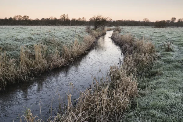 Landschaft Winter Surnise von Fluss und frostigen Feldern — Stockfoto