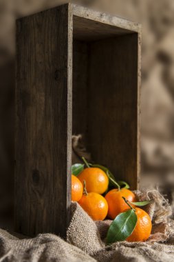 Portakal sapı ile eski ahşap kutu rustik mutfak ortamında üzerinde bir