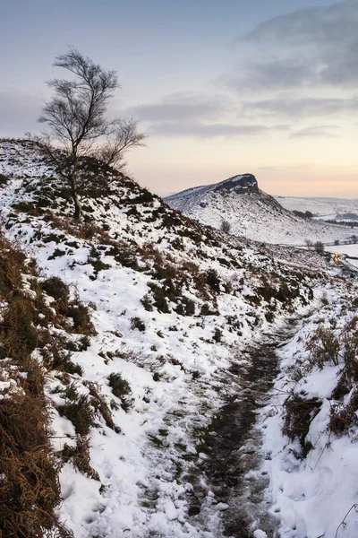 Bela paisagem de inverno no pôr do sol vibrante sobre a neve coberta c — Fotografia de Stock