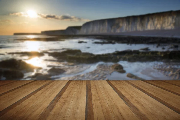 Longue exposition paysage rivage rocheux au coucher du soleil avec pl en bois — Photo