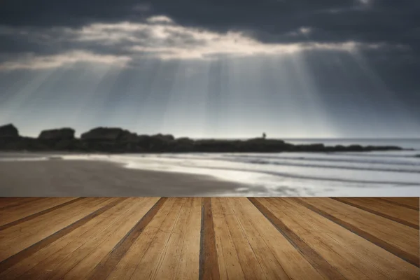 Splendidi raggi del sole che irrompono dal cielo sulla spiaggia di sabbia gialla vuota — Foto Stock