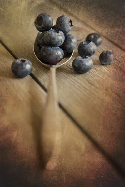 Blaubeeren in rustikaler Küche mit altem Holzhintergrund — Stockfoto