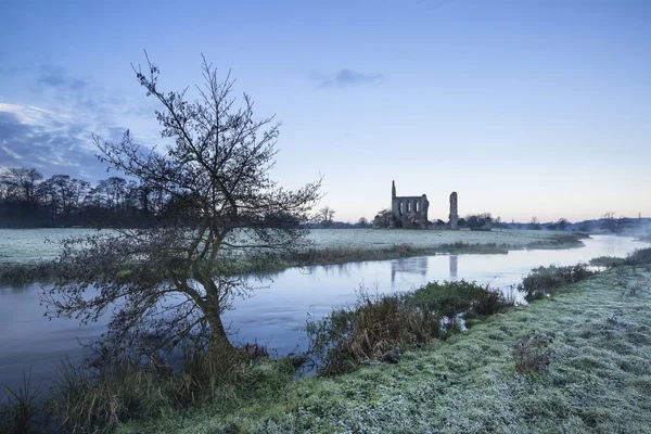 Beau lever de soleil paysage de ruines Prieuré dans la campagne locat — Photo