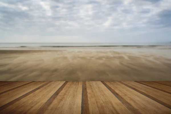 Impronte sulla spiaggia Estate tramonto paesaggio con tavole di legno f — Foto Stock