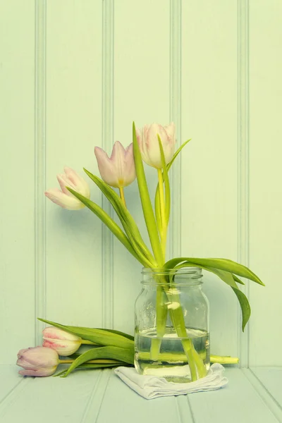 Натюрморт с изображением весенних цветов в стиле Instagram cross pr — стоковое фото