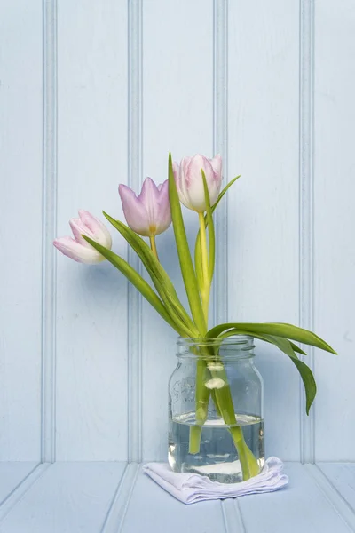 Härliga våren blomma Stilleben med trä bakgrund och ho — Stockfoto