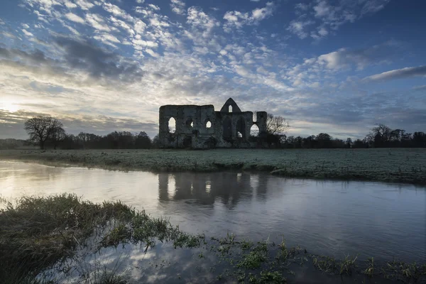 Piękny wschód słońca krajobraz Priory ruiny w Malii wsi — Zdjęcie stockowe