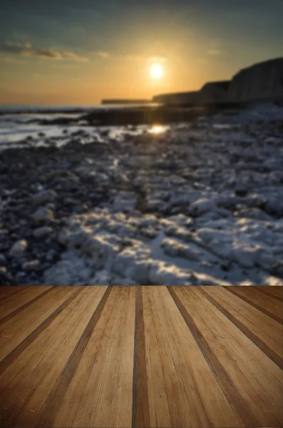 Lunga esposizione paesaggio roccioso litorale al tramonto con pl di legno — Foto Stock