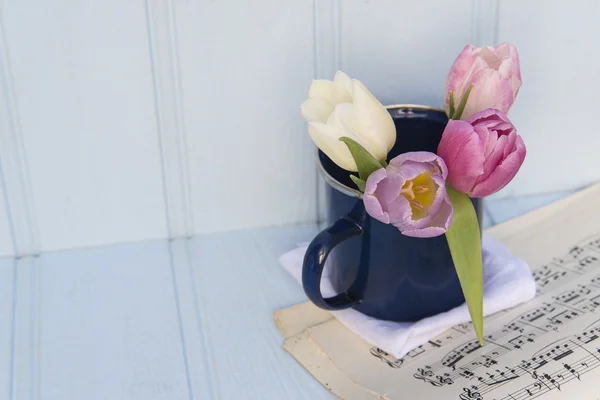 Bella natura morta fiore di primavera con sfondo in legno e ho — Foto Stock