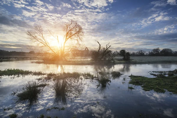 Nascer do sol de inverno sobre o rio na paisagem — Fotografia de Stock