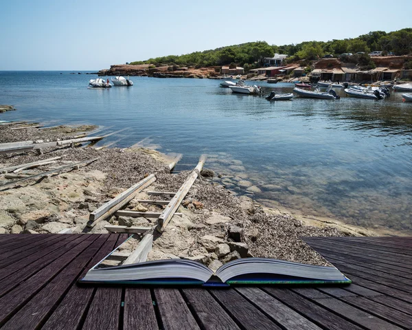 Imagen paisajística del antiguo pueblo de pescadores mediterráneos de Ibiza con —  Fotos de Stock