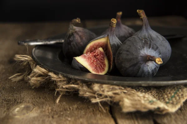 Fresh figs in moody natural lighting set with vintage retro style — Stock Photo, Image