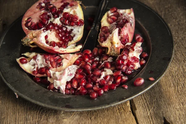 Moody natural lighting images of fresh juicy pomegranate with vi — Stock Photo, Image