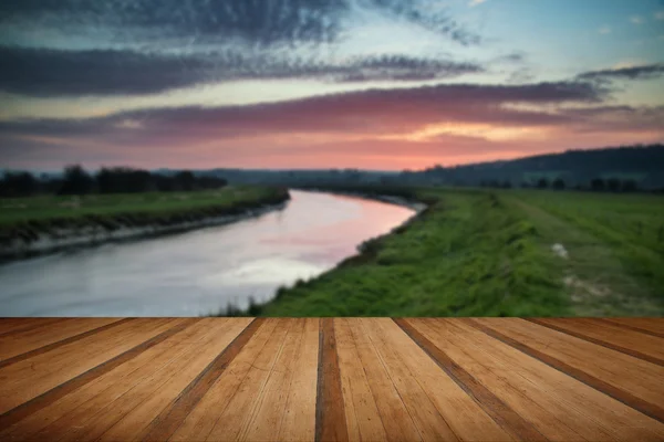 Impresionante amanecer vibrante reflejado en el río tranquilo con pl de madera —  Fotos de Stock