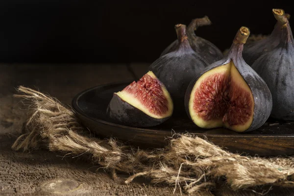 Fresh figs in moody natural lighting set with vintage retro styl — Stock Photo, Image