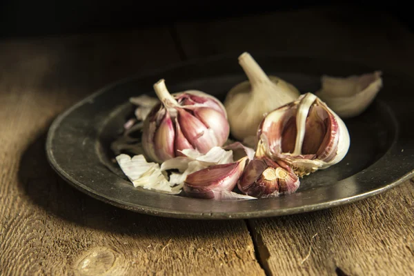 Färska vitlöksklyftor i lynnig naturlig belysning med vintag — Stockfoto