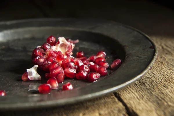 Lynnig natrual belysning bilder av färskt saftigt granatäpple med vi — Stockfoto