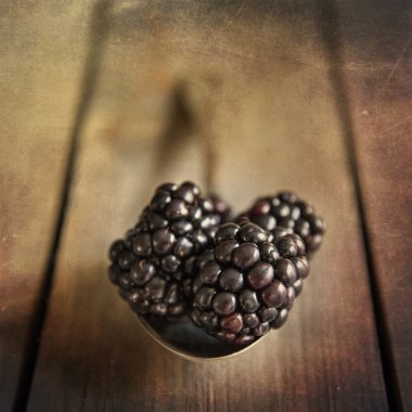 Böğürtlen ayarlama ile ahşap rustik mutfakta wi arka plan