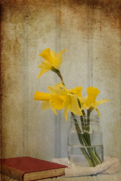 与老式的纹理筛选器 e 的春天的花朵的静物形象 — 图库照片