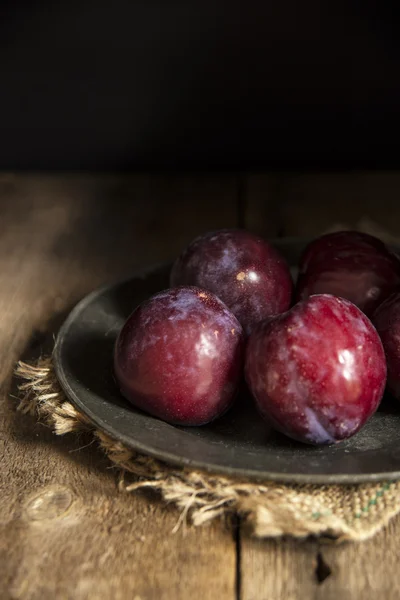 Frische Pflaumen in natürlichem Licht mit stimmungsvollem Vintage-Retro-Look — Stockfoto