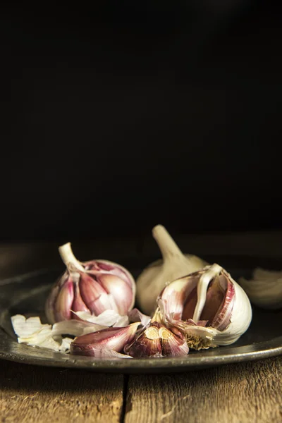Spicchi d'aglio freschi in lunatica illuminazione naturale allestita con vintag — Foto Stock