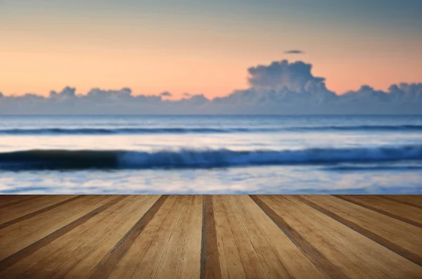 Bella spiaggia bassa marea alba vibrante con tavole di legno floo — Foto Stock