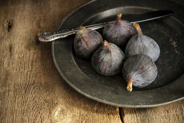 Fichi freschi in lunatico set di illuminazione naturale con vintage retro styl — Foto Stock