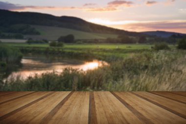 yaz günbatımı kırsal manzara sırasında nehirde yansıtılması