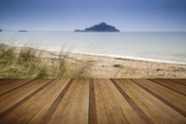 Isola castello paesaggio visto attraverso dune di sabbia con pl di legno — Foto Stock