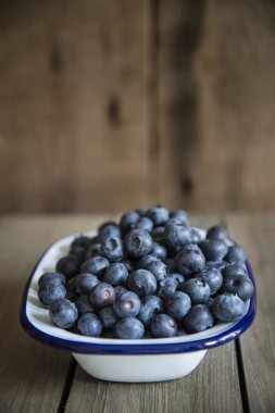 Yaban mersini ile eski ahşap arka plan rustik mutfak ortamında
