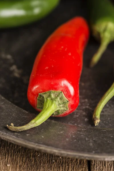 Red and green peppers in vintage retro moody natural lighting se — Stock Photo, Image