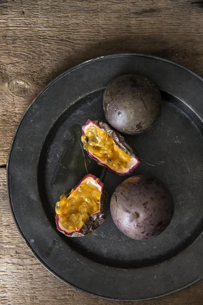 Frutto della passione in ambiente luce naturale lunatico con vintage retrò — Foto Stock