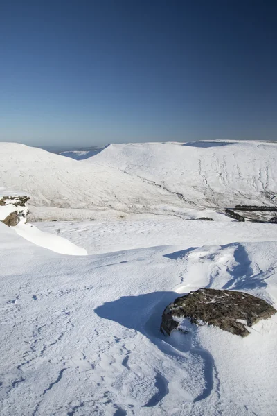 Splendido cielo blu paesaggio montano in inverno con neve coperta — Foto Stock