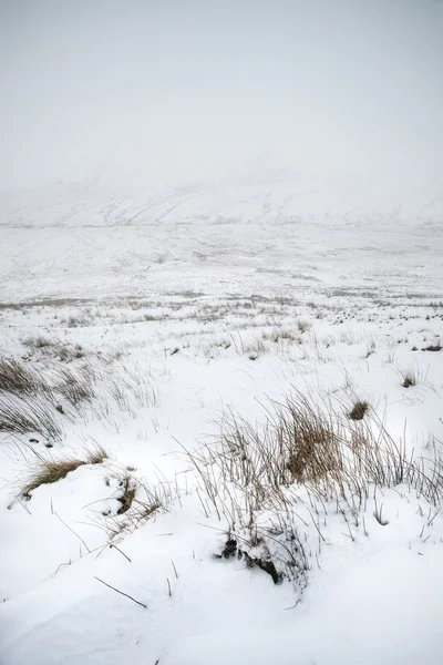 Moody dramatic low cloud Winter landscape in mountains with snow — Stock Photo, Image