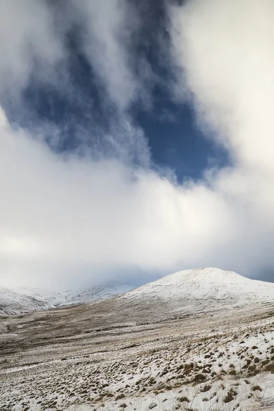 Güzel manzara kar kaplı dağlar sırasında geç günler — Stok fotoğraf