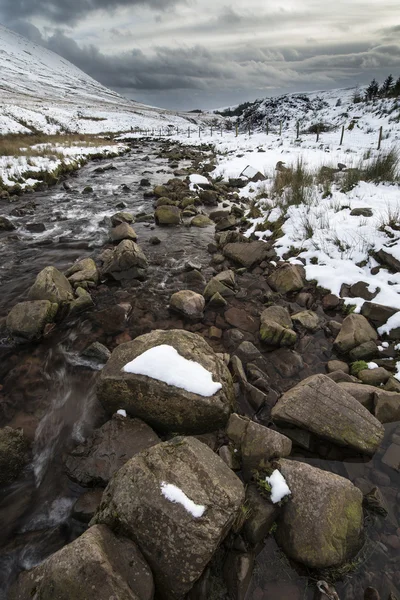 Stream flowing through snow covered Winter landscape in mountain — Stock Photo, Image