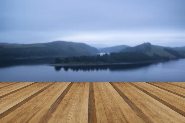 Humeurig landschap foto van lake vóór dageraad in het najaar met beklijvende f — Stockfoto