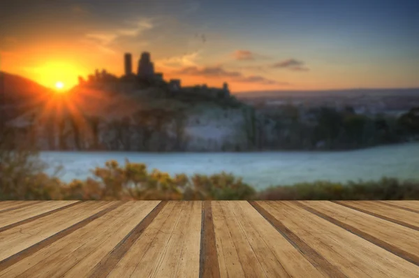 Castillo en el paisaje Salida del sol de invierno con tablones de madera piso — Foto de Stock