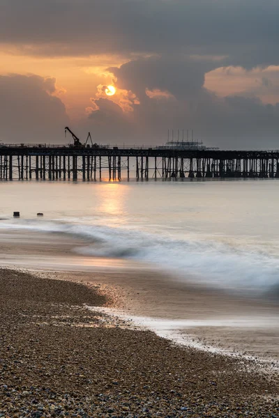 Sonnenaufgangslandschaft der Seebrücke im Bau und in Entwicklung — Stockfoto