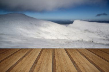 W dağlarda kar üstünden manzara nefes kesici kapalı