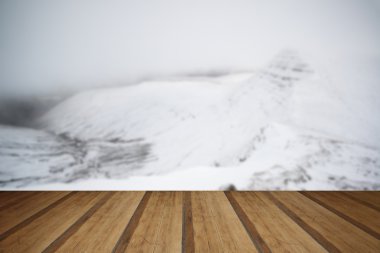 Moody dramatik düşük bulut ile kar dağlarda kış manzarası