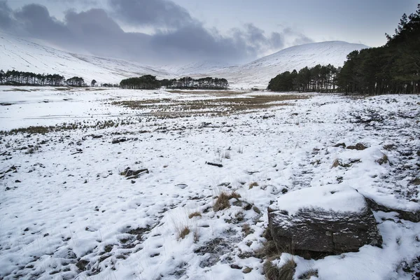 Alba invernale sulla catena montuosa paesaggio — Foto Stock