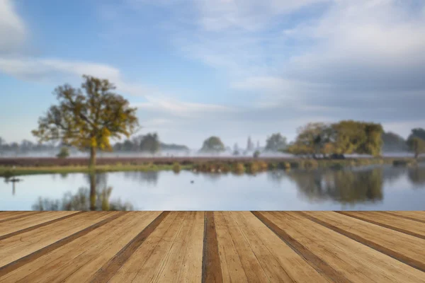 Piękny zapach rano jesień krajobraz nad jeziorem drewniany p — Zdjęcie stockowe