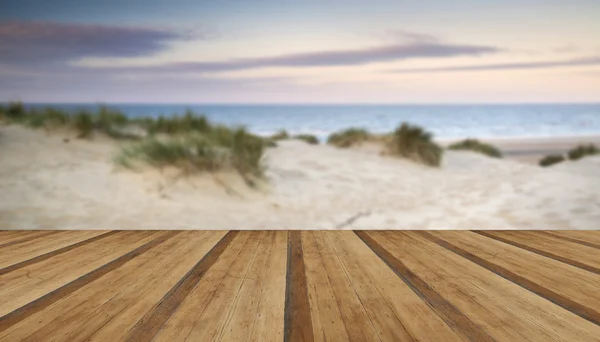 Met gras begroeide zandduinen landschap bij zonsopgang met houten planken vloer — Stockfoto