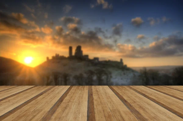 Castillo en el paisaje Salida del sol de invierno con tablones de madera piso — Foto de Stock