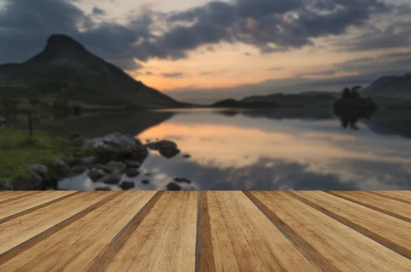 山と湖の日の出反射見事な美しい風景 — ストック写真