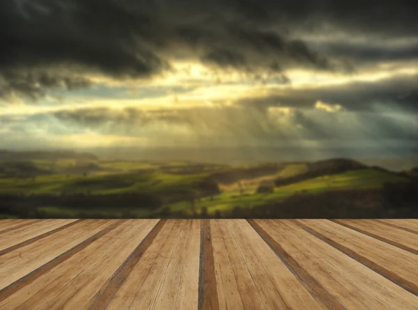 Sonnenstrahlen über dem Hochmoor im Peak District Nationalpark im Herbst — Stockfoto