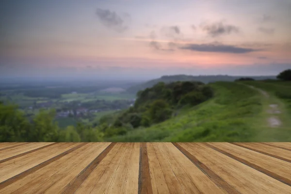 Levendige zonsopgang boven platteland landschap met houten planken fl — Stockfoto
