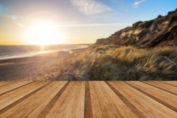 Paisaje atardecer vívido sobre la playa y acantilados con lente añadida fla — Foto de Stock